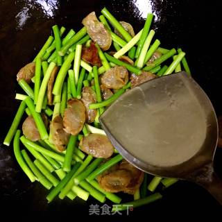 腊肠炒蒜薹的做法步骤：5