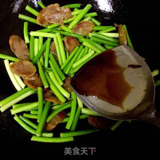 腊肠炒蒜薹的做法步骤：6
