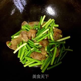 腊肠炒蒜薹的做法步骤：7