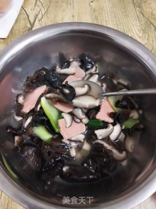 香菇木耳汤的做法步骤：5