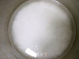 花样美食＋皮蛋瘦肉粥的做法步骤：2