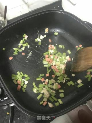 芹菜鸡丁炒饭的做法步骤：2