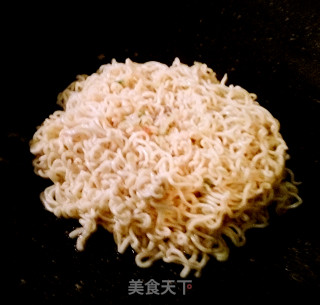 葱丝鸡蛋煎泡面的做法步骤：5