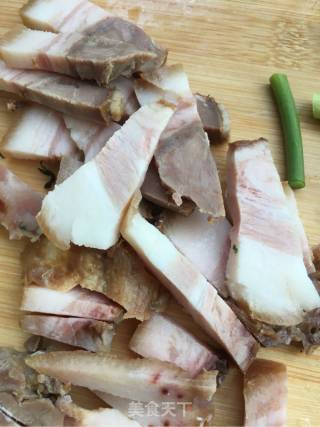 蒜薹回锅猪头肉的做法步骤：2