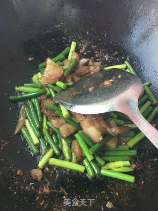 蒜薹回锅猪头肉的做法步骤：5
