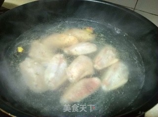 板粟鸡翅的做法步骤：1