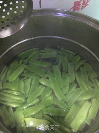 蒜香东北豆角的做法步骤：1