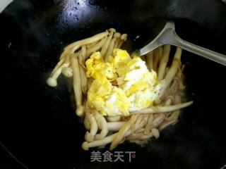 #花样美食#海鲜菇炒鸡蛋的做法步骤：9