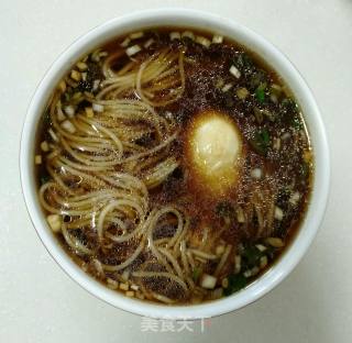 麻油卧蛋面的做法步骤：8