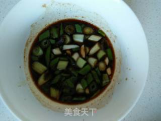 油焖花生米的做法步骤：1