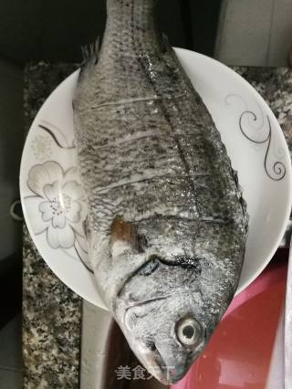 红烧鱼的做法步骤：1
