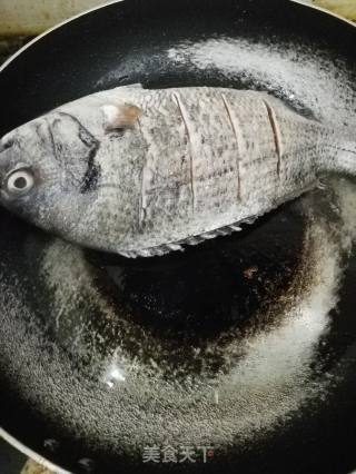 红烧鱼的做法步骤：2