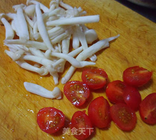 花样美食——蔬菜蘑菇汤的做法步骤：2