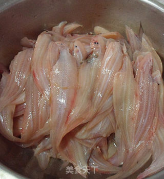 花样美食——糖醋酥小鳎目鱼的做法步骤：2