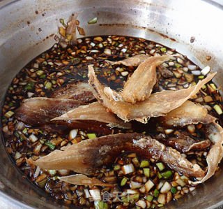 花样美食——糖醋酥小鳎目鱼的做法步骤：7