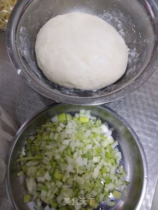 葱花饼的做法步骤：1