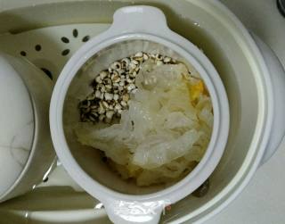 薏米银耳羹的做法步骤：2
