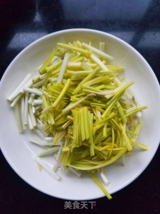 蒜黄鸡蛋的做法步骤：1