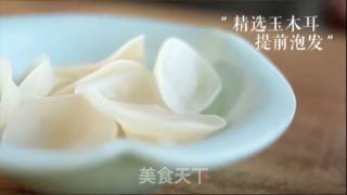 红枣花生玉木耳甜汤的做法步骤：1