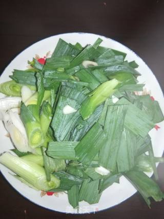 蒜苗走油肉的做法步骤：2