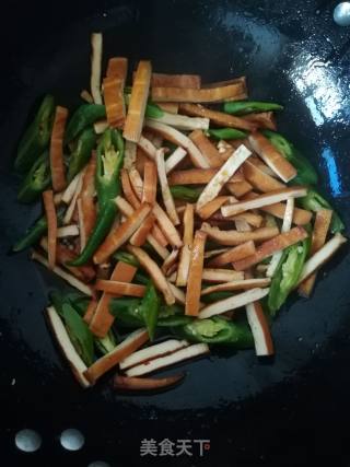 尖椒熏豆干的做法步骤：3