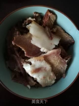 蒜苗炒腊肉的做法步骤：1