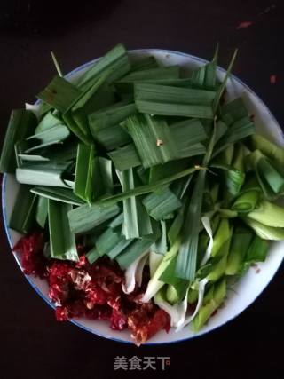 蒜苗炒腊肉的做法步骤：2