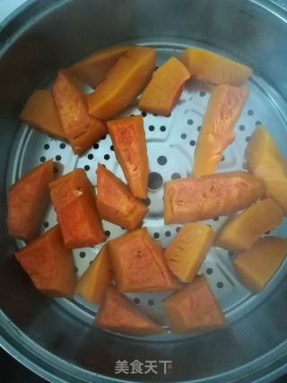 南瓜花卷的做法步骤：1