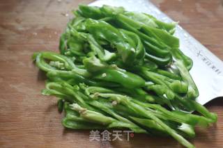 青椒炒卤猪拱嘴的做法步骤：1