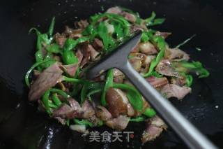 青椒炒卤猪拱嘴的做法步骤：8