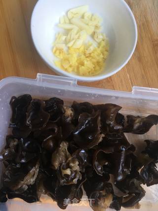 木耳炒时蔬的做法步骤：3