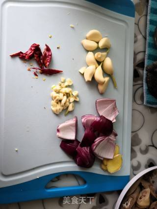 花样美食～洋葱炒苦肠的做法步骤：1