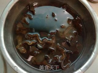 木耳炒藕丁的做法步骤：1