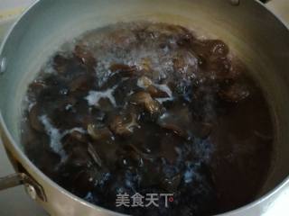 木耳炒藕丁的做法步骤：2