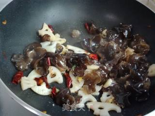 木耳炒藕丁的做法步骤：12