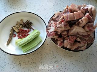 #养颜养生食谱#当归党参枸杞生姜羊肉的做法步骤：1