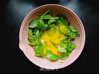 荆芥炒鸡蛋的做法步骤：4