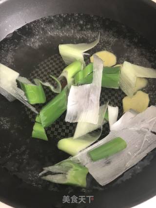 羊排萝卜煲的做法步骤：3