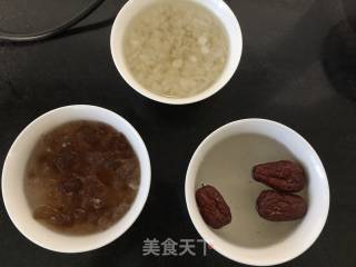 桃胶皂角米甜汤的做法步骤：2