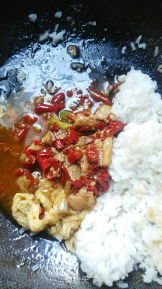 糟辣椒蛋炒饭的做法步骤：4