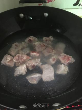 莲藕排骨汤的做法步骤：1