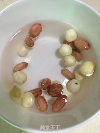 莲藕排骨汤的做法步骤：3