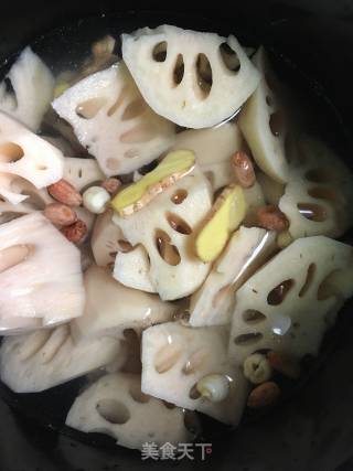 莲藕排骨汤的做法步骤：4