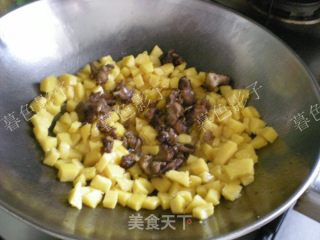 蒜苗炒窝头的做法步骤：5