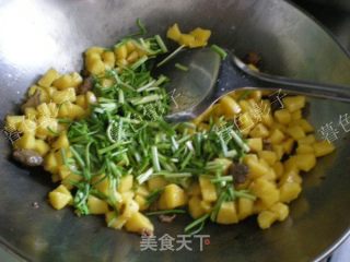 蒜苗炒窝头的做法步骤：6