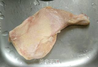 木耳烧鸡块（新派菜）的做法步骤：1