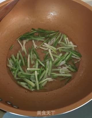 鸟巢葱油拌面的做法步骤：3