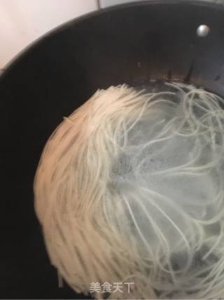 海参炒面的做法步骤：1