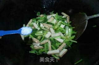 芹菜炒豆干的做法步骤：7