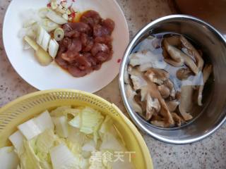 白菜炖蘑菇的做法步骤：1